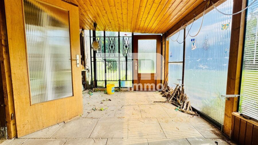 1- 2 Familienhaus mit umfangreichen Nutzflächen und großem Grundstück in idyllischer Ortsrandlage - Überdachter Freisitz